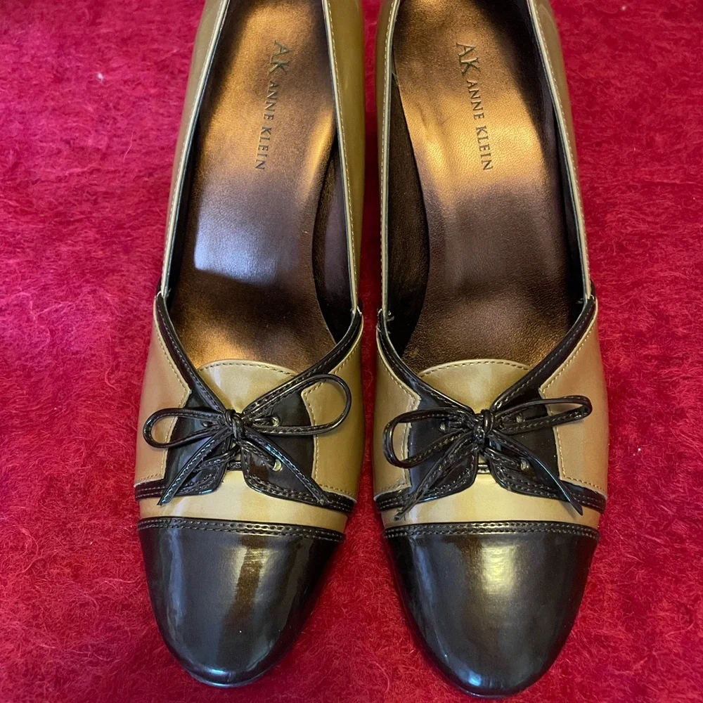 ANNE KLEIN AKSANDYA PATENT LEATHER LIGHT GOLD & BROWN WITH BOW SHOES HEELS SZ 9